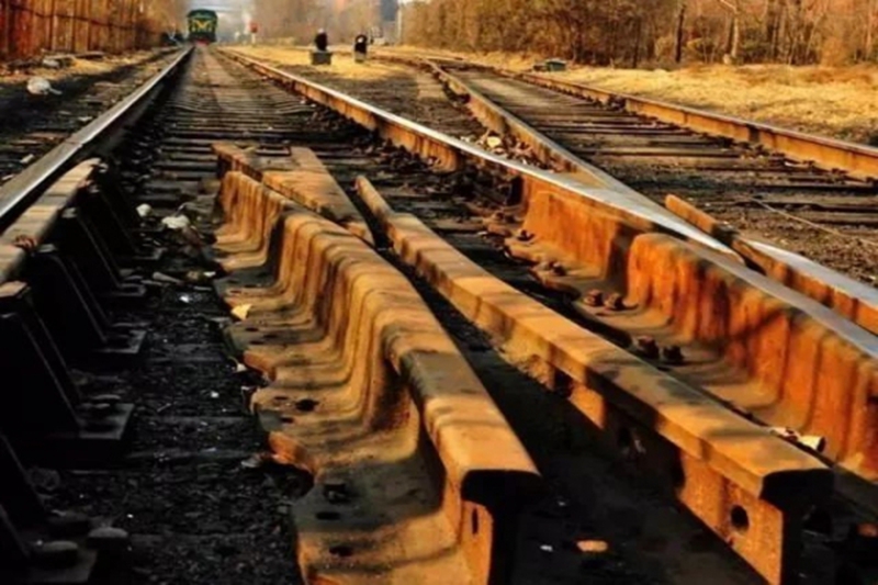 為什么火車的軌道不用不銹鋼，而是生銹的鐵？